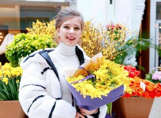 Лиза Арзамасова оказалась в объятьях коллеги