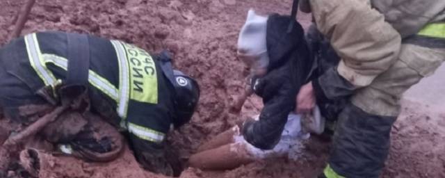 В Чебоксарах спасатели достали ребенка из строительного котлована