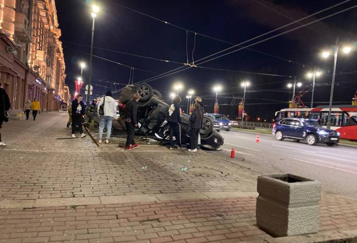 Очевидцы сообщили о серьезном ДТП с перевернувшейся иномаркой на юге Петербурга
