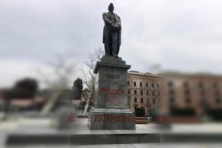 В Грузии потребовали возбудить уголовное дело за осквернение памятника Грибоедову