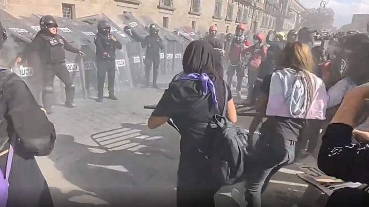 В Мехико феминистки подрались с женщинами-полицейскими