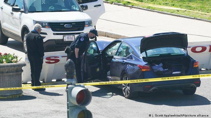В Вашингтоне автомобиль протаранил пост полиции у Капитолия. Водитель застрелен, один полицейский погиб, еще один — ранен