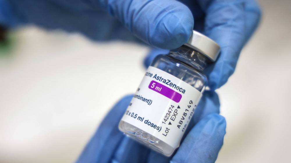 Вакцина AstraZeneca вызвала тромбоз у 30 британцев, семь из них скончались