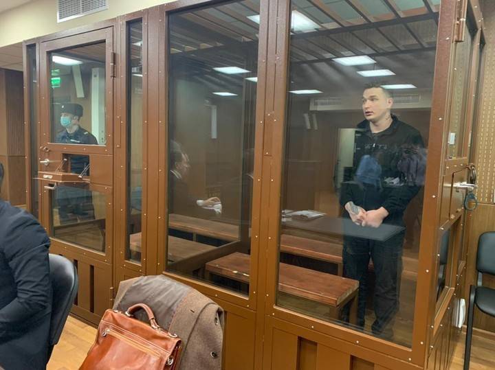 Суд запретил устроившему ДТП в Москве блогеру Билу водить машину и покидать дом