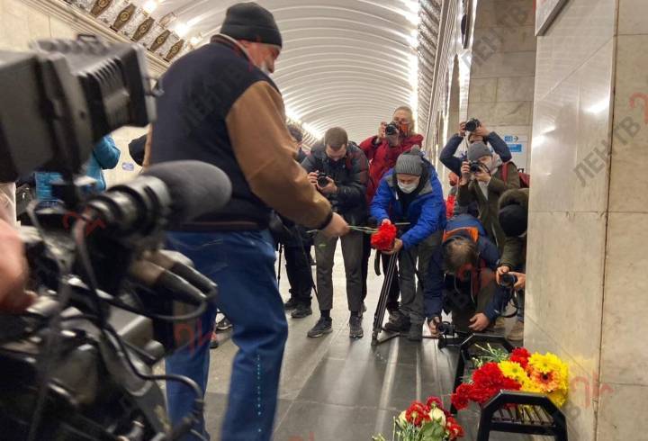 Петербург помнит: на станции «Технологический институт» почтили память погибших в теракте
