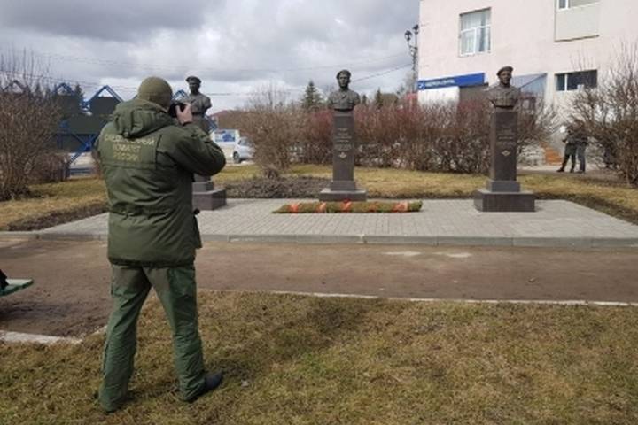 Под Псковом осквернили памятник десантникам 6-й роты