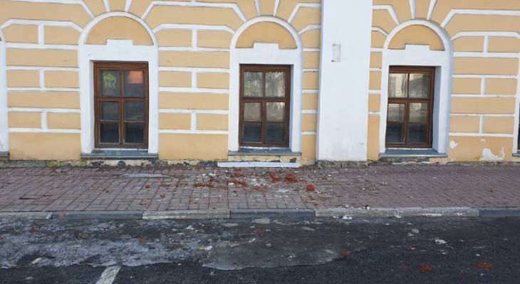 В центре Ярославля с крыши падают кирпичи