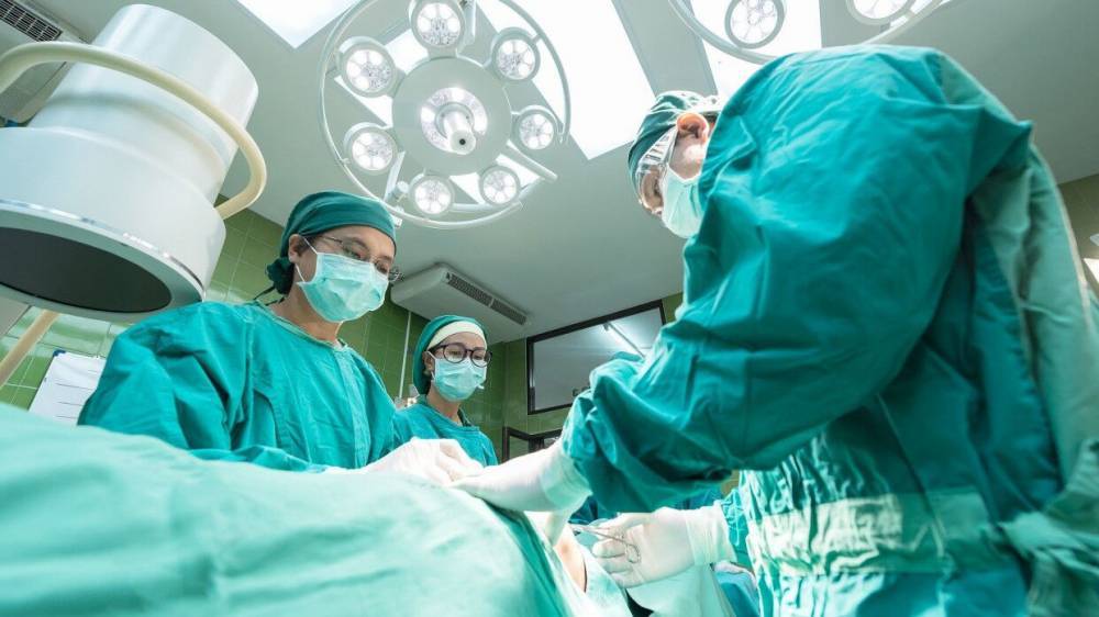 Петербургские хирурги вырезали пациенту опухоль весом в семь килограммов