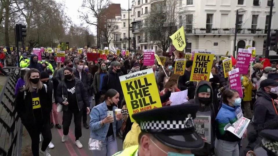 Практически по всей Британии проходят акции протеста