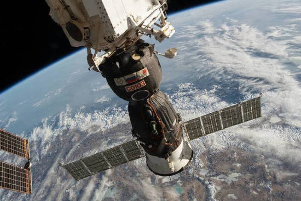 Космонавты МКС из-за утечки воздуха изолировали модуль Звезда