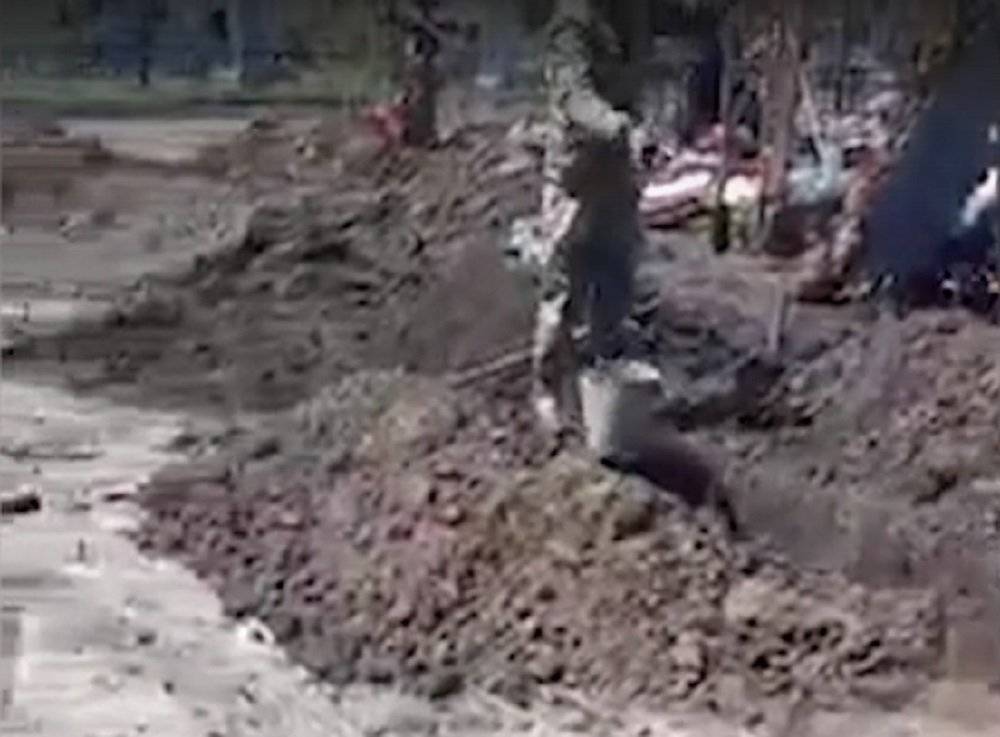 Покойники начинают всплывать на затопленном кладбище в Батайске