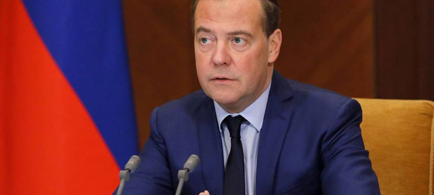 Сокращение рабочей недели необходимо начать в экспериментальных регионах, заявил Медведев