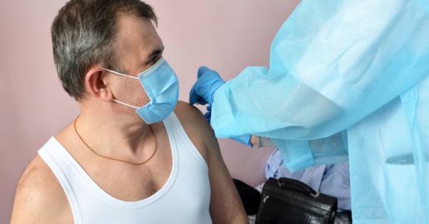 Второй дозой вакцины против Covid-19 привили первую сотню украинцев