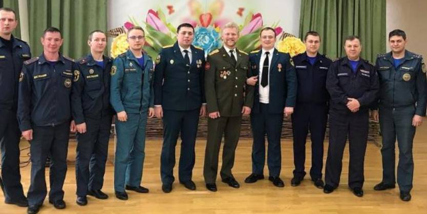 В Чехове пожарных спасателей наградили в профессиональный праздник