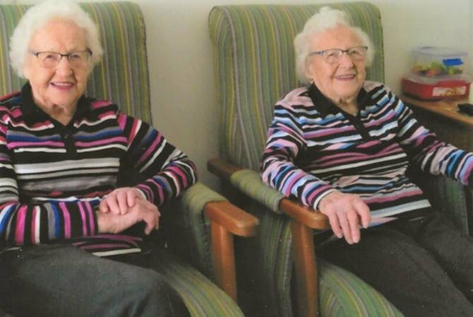 Старейшим близняшкам Австралии исполнилось 102 года
