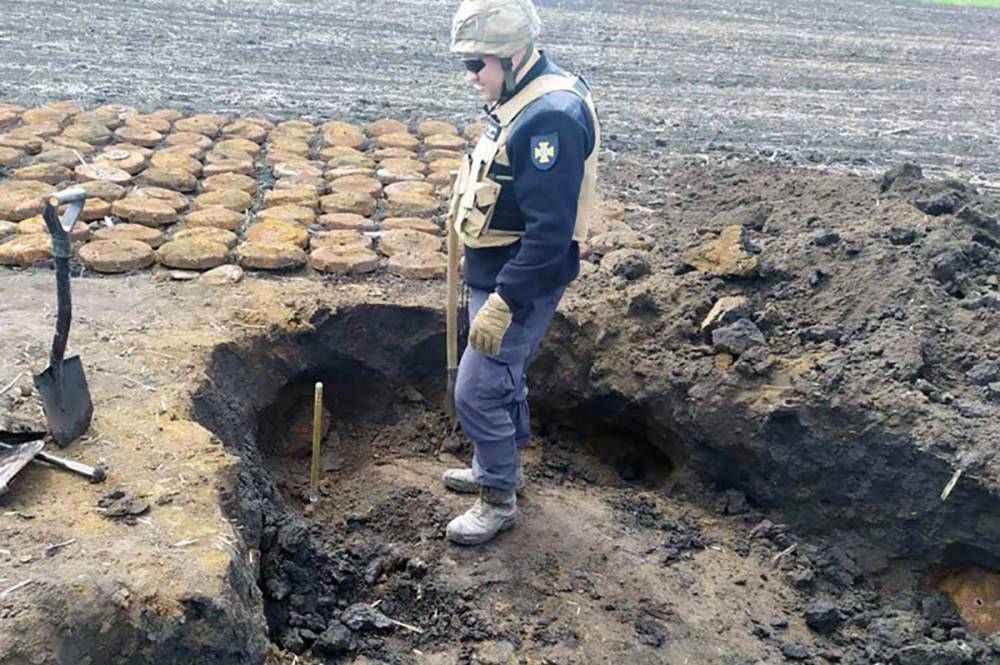 Искал металлолом, нашел мины: под Днепром мужчина обнаружил масштабных схрон боеприпасов