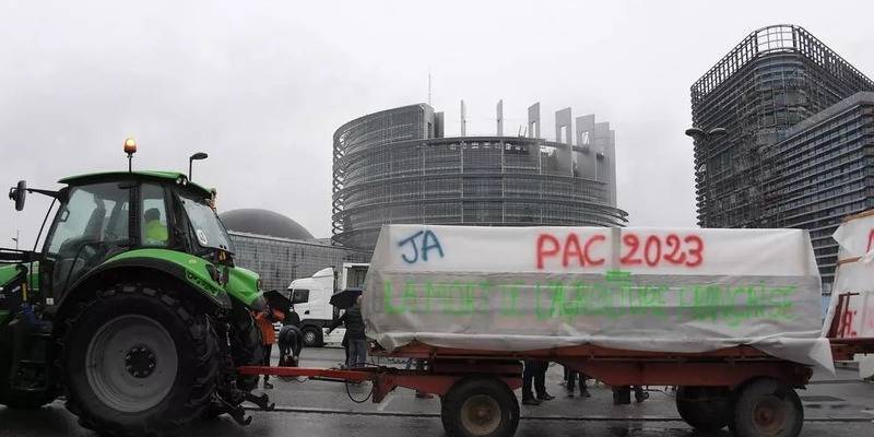 В Страсбурге 1500 тракторов заблокировали въезд в Европарламент - как выглядит протест, фото, видео - ТЕЛЕГРАФ