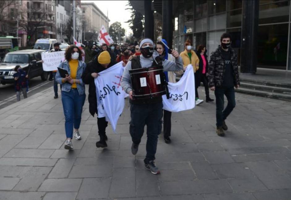 Сотни граждан Грузии вышли на протест перед парламентом в Тбилиси
