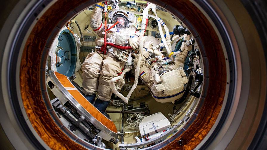 Российские космонавты нашли и залатали еще три трещины на МКС
