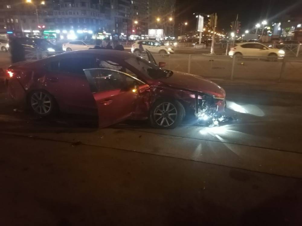 Автомобиль пробил ограждение на «Беговой» после удара с другой машиной