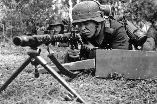 «Косторез»: за что красноармейцы так называли немецкий пулемет MG-42