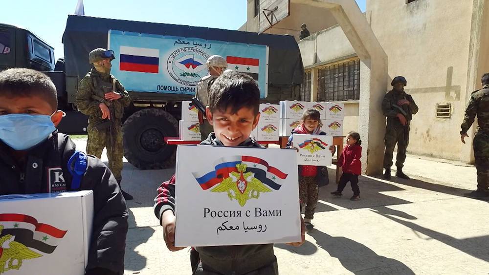 Российские военные доставили гуманитарную помощь жителям Хасеке