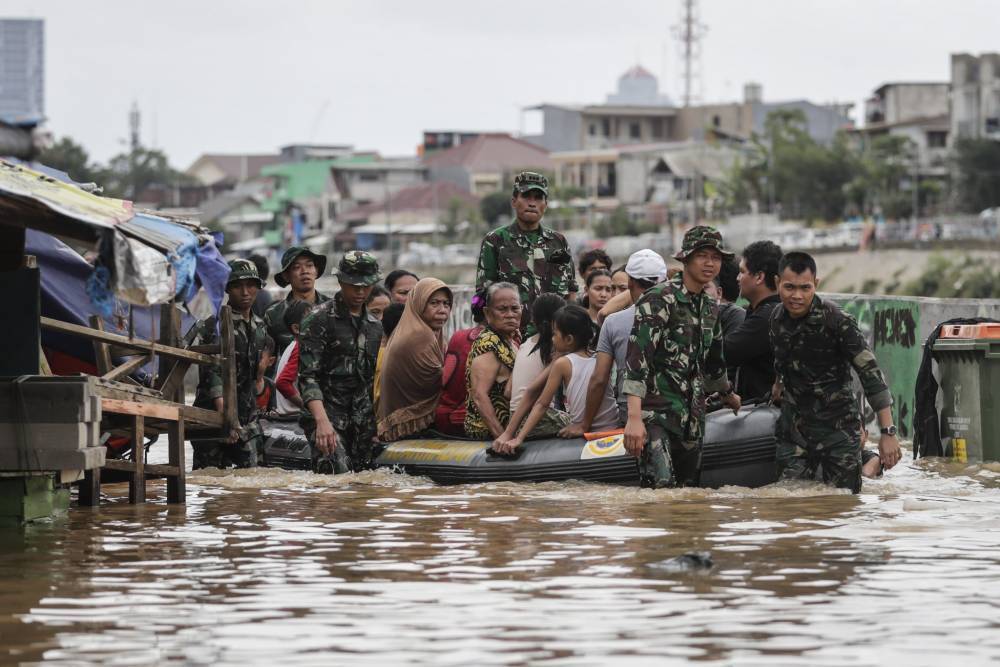 В Индонезии из-за оползней и наводнений погибли 20 человек, 5 пропали без вести
