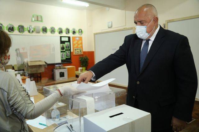 Премьер-министр и президент Болгарии проголосовали на парламентских выборах