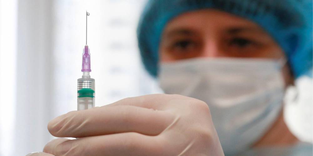 Зеленский одобрил создание плана вакцинации, за которым большинство взрослого населения Украины должны привить до конца года