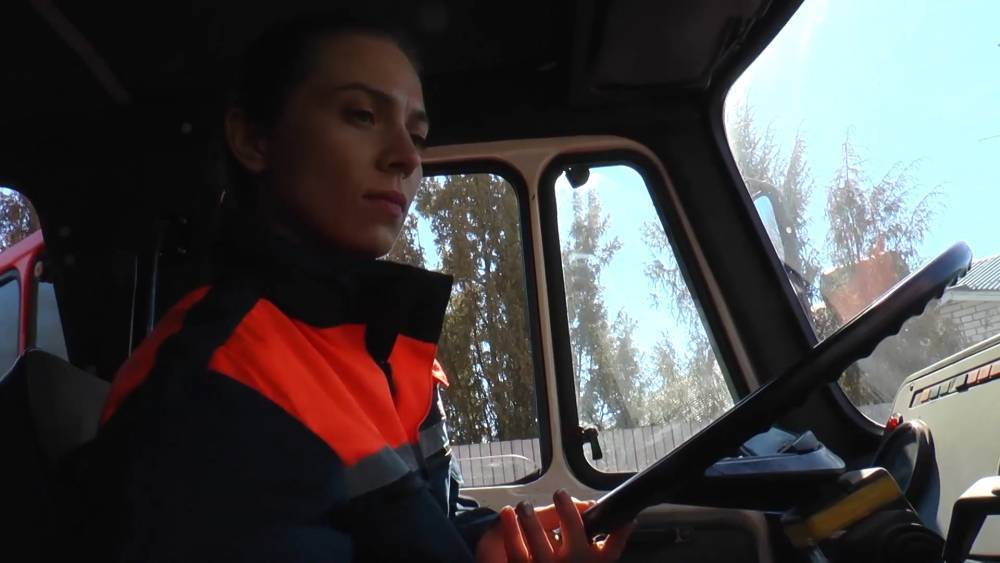 Первая в России девушка-водитель пожарной машины рассказала о профессии.