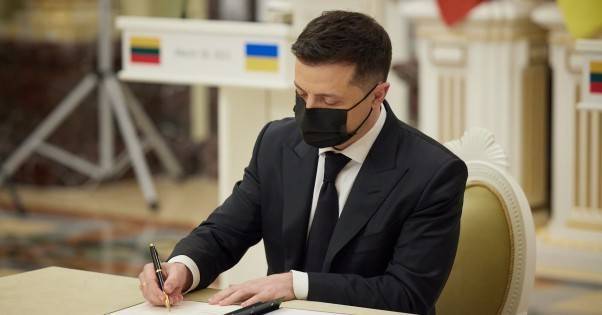 Зеленский ввел в действие санкции против ТОП-10 украинских контрабандистов