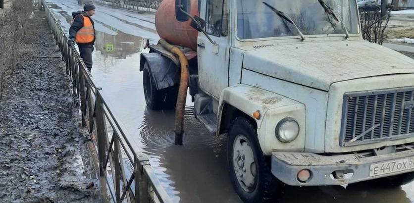 Почти 2 тысячи кубометров талой воды откачали в Московском районе