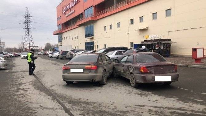 5-летний ребенок пострадал в ДТП на парковке в Екатеринбурге