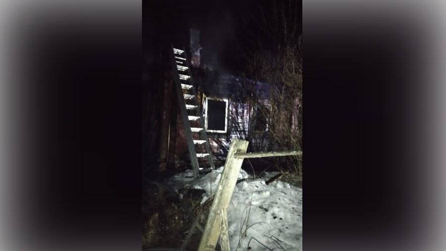 Два человека погибли при пожаре в доме в Подмосковье