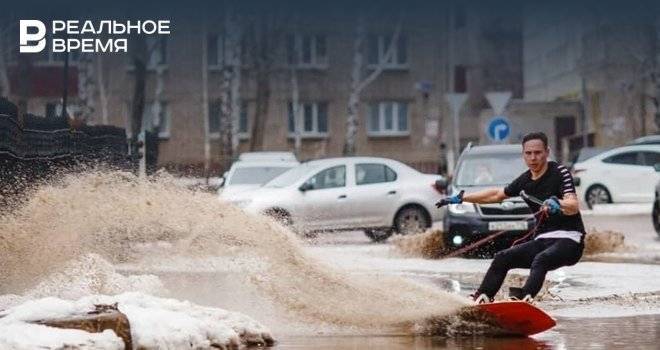 В Нижнекамске молодежь прокатилась на вейкбордах по затопленным улицам