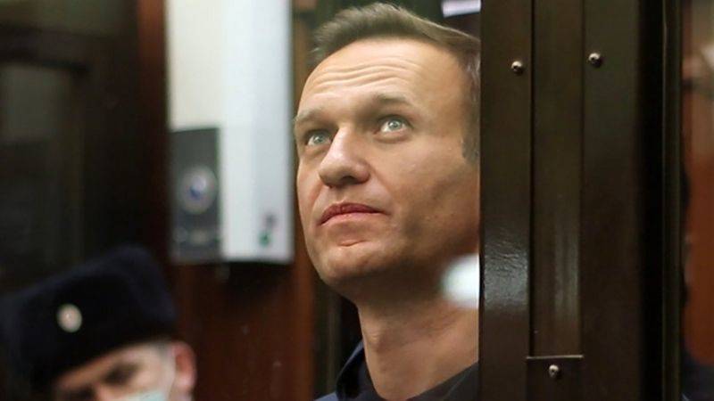 Навальный объявил голодовку, сигареты не будут продавать задешево