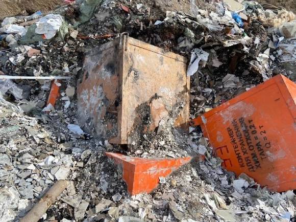 Контейнеры с маркировкой об опасном содержимом нашли на свалке в Красноярске (фото)