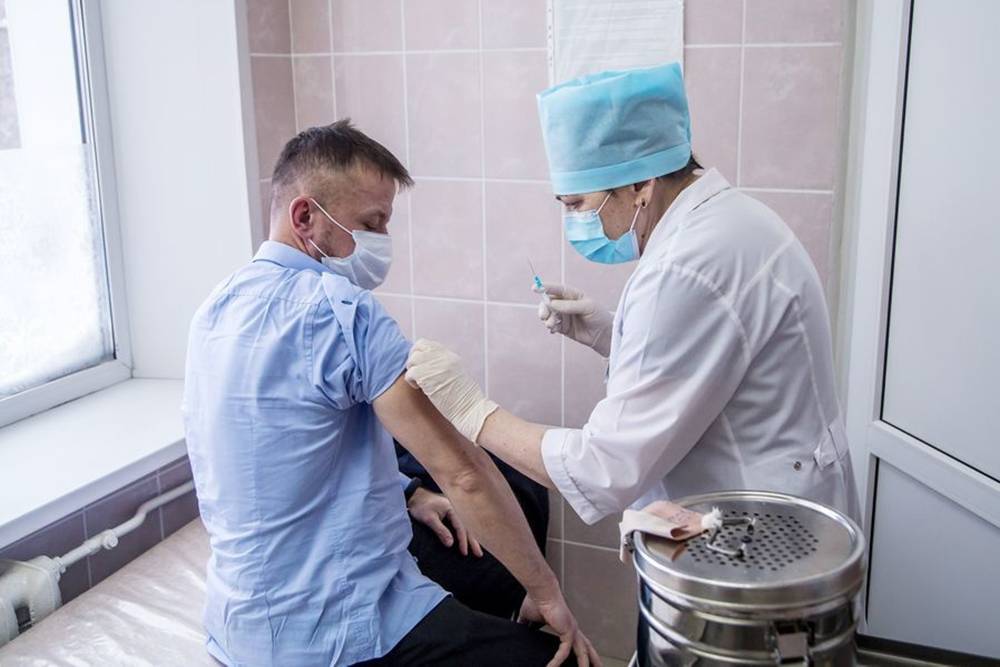 Вакцина "Спутник V" набирает популярность в России и за рубежом
