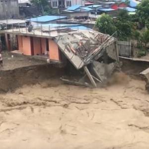 В результате наводнения в Индонезии погибли более 70 человек. Видео