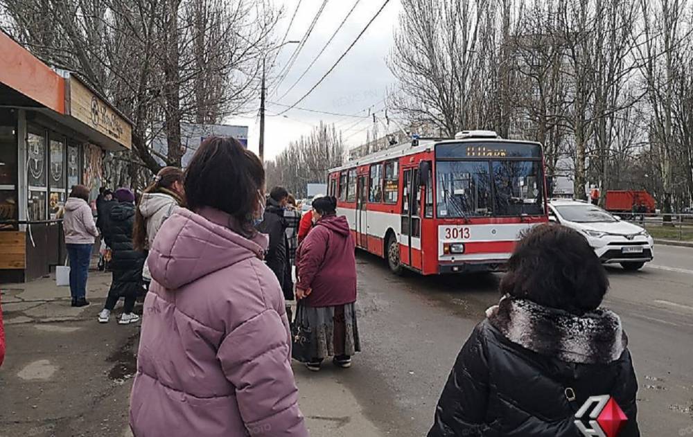 В Николаеве транспортный коллапс: на остановках очереди, таксисты резко подняли цены