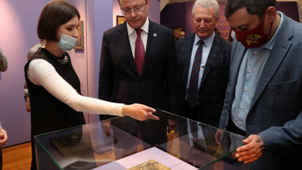 Выставка самарского художника, писавшего без рук и ног, открылась в Москве