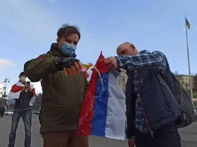 На Майдане сожгли флаг России