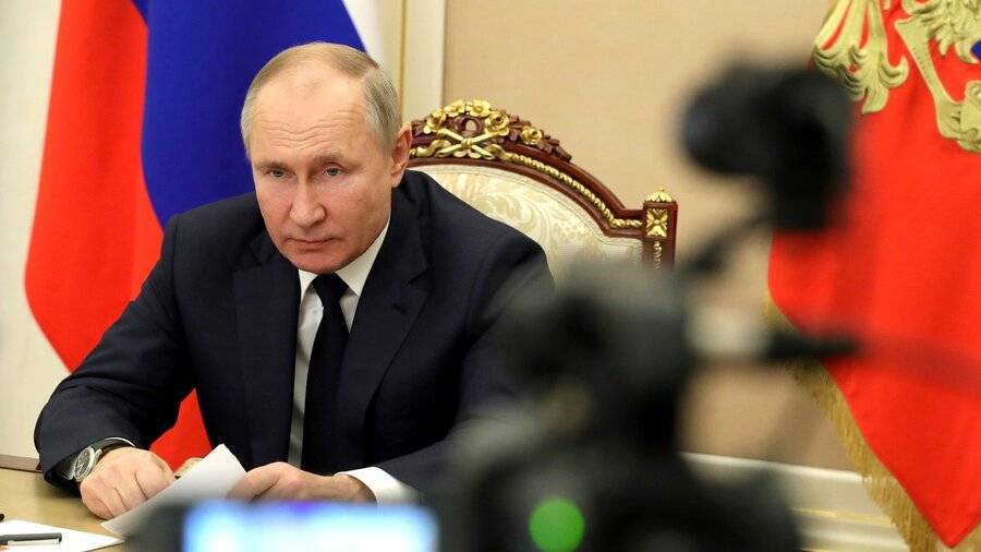 Путин поручил добиться опережающего роста доходов населения в "отстающих" регионах