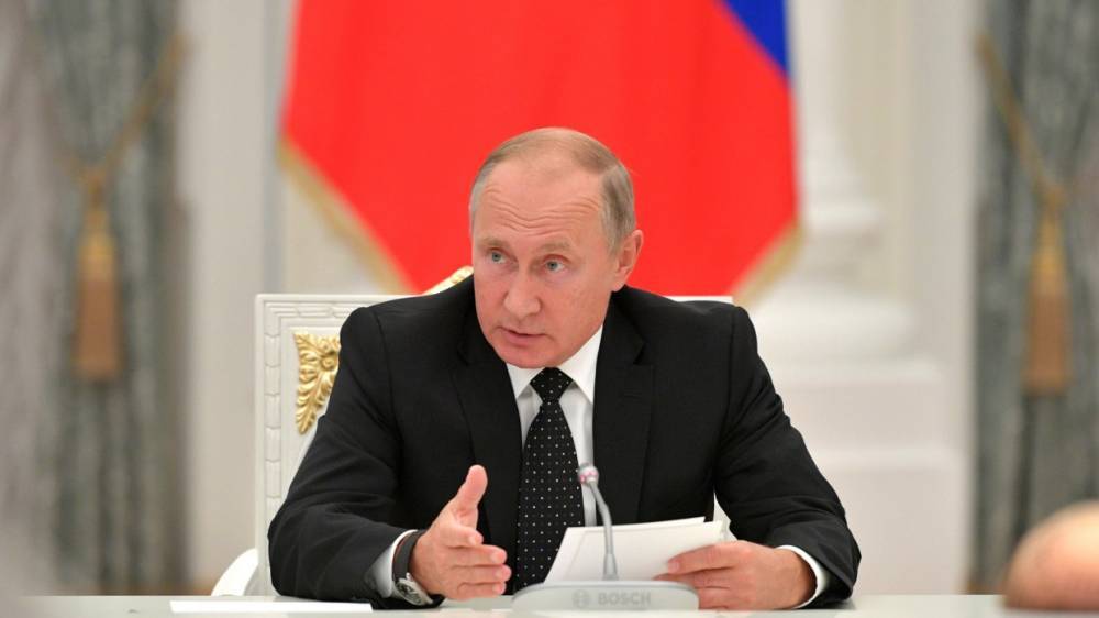 Президент России поручил повысить доходы населения ряда регионов