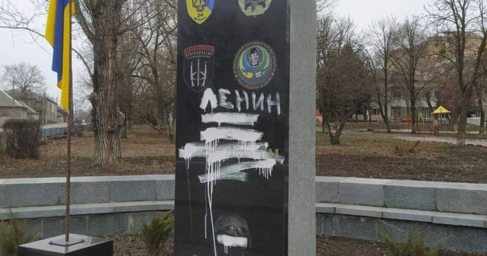 В Лисичанске вандалы разрисовали памятник героям-добровольцам
