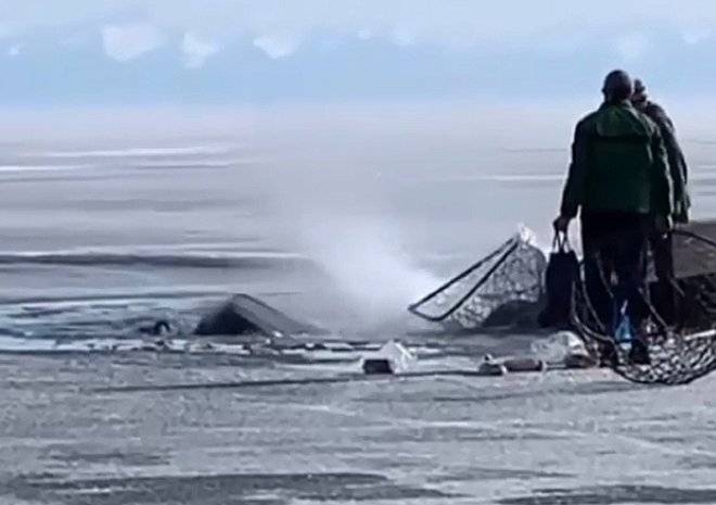 Два грузовика провалились под лед Байкала