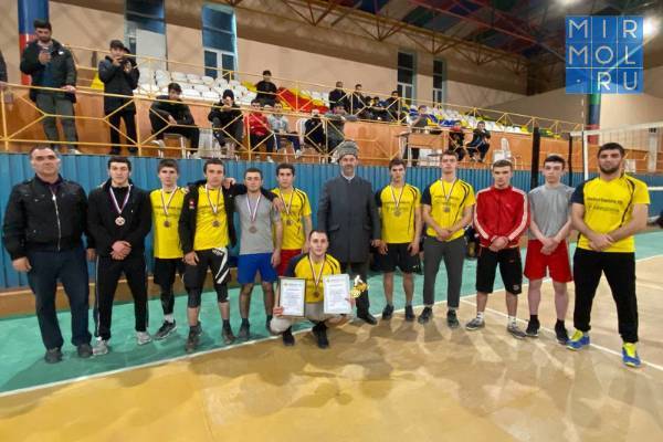 В Табасаранском районе прошел турнир по волейболу памяти шейха Сиражутдина Эфенди