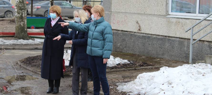 Глава Петрозаводска проверила качество уборки территорий школ и садиков