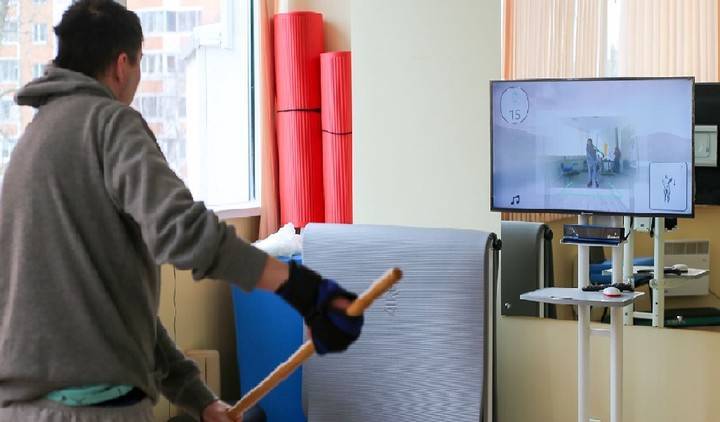 Уникальный тренажер для реабилитации после инсульта начали испытывать в Москве