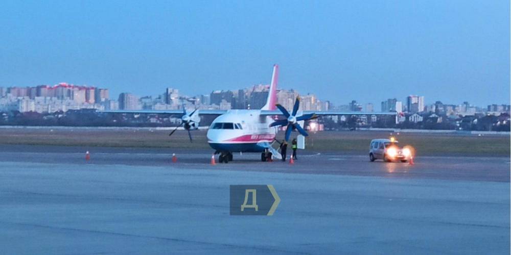 Пассажирский самолет Мотор Сич экстренно сел в аэропорту Киев из-за отказа двигателя